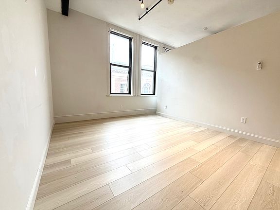 4th image of 105 William St #207