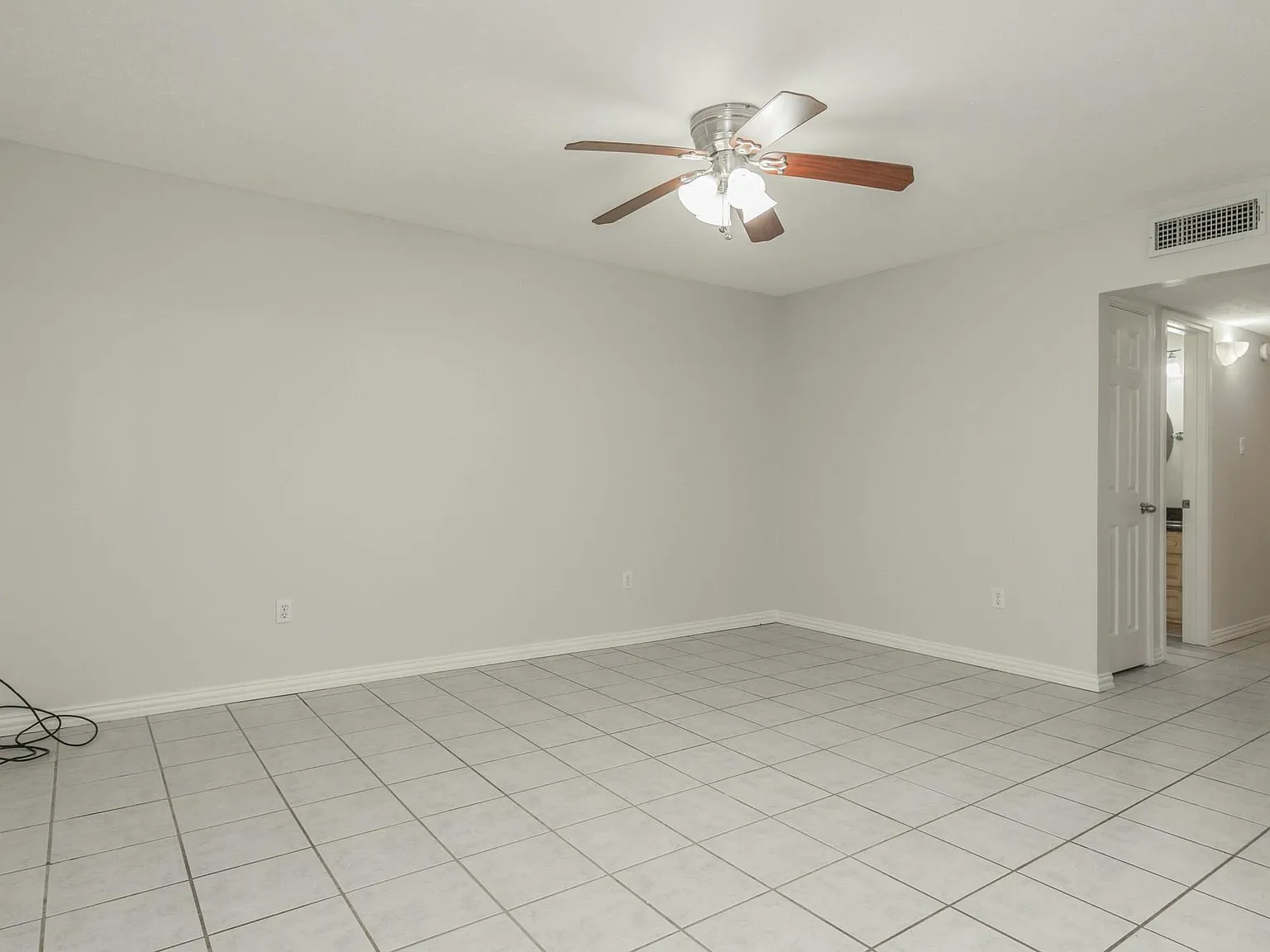 2 bed, 1.0 bath, 750 sqft, $1,200 — Photo 3