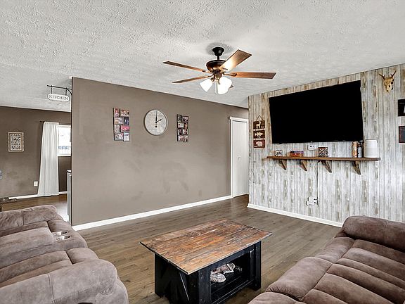 5th image of 1860 Churchill Rd