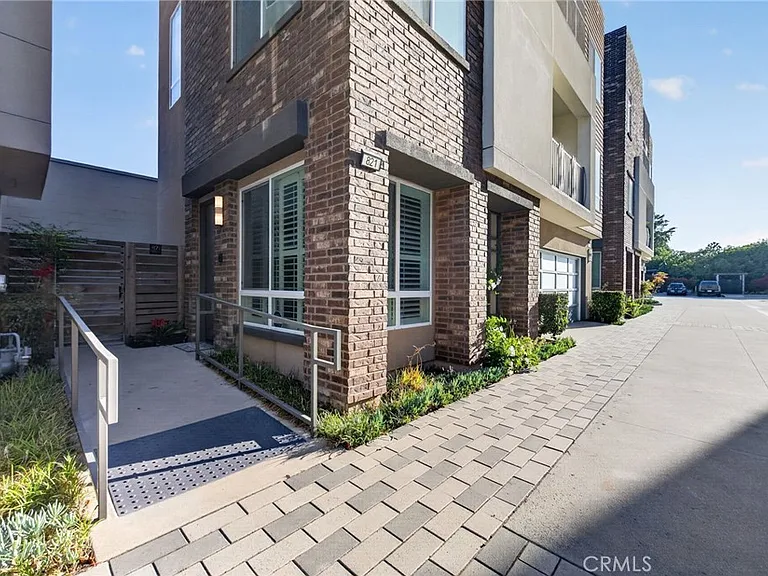 821 Brickyard Ln — Photo 4