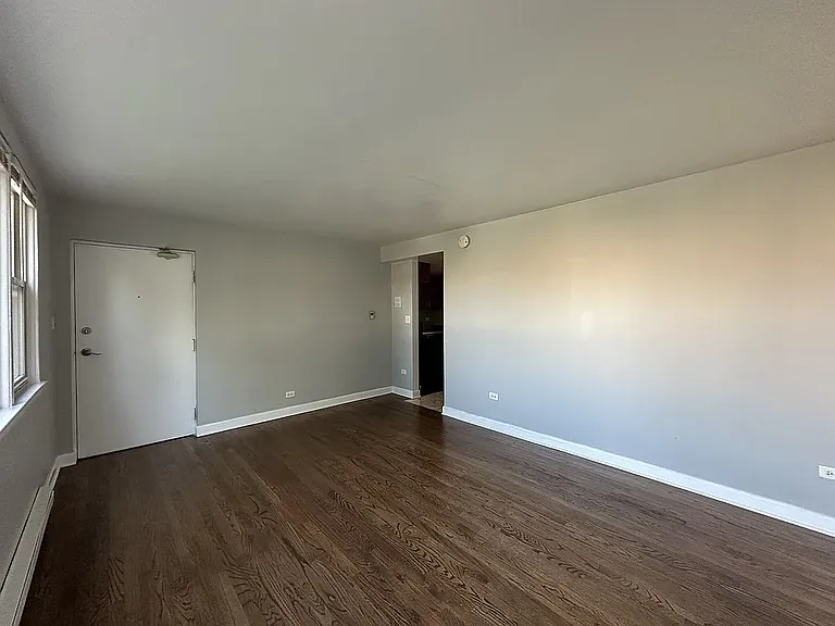 7632 N Milwaukee Ave — Photo 1