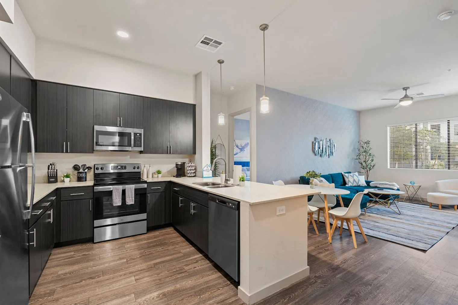 2 bed, 2.0 bath, $4,005 — Photo 4