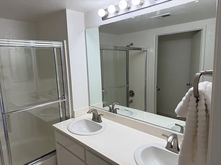 Dual sinks in master bath