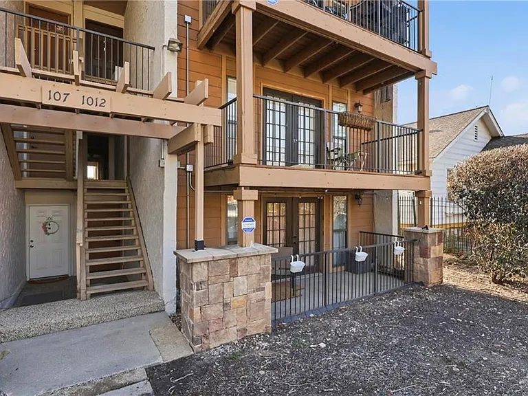 4727 Jarboe St #102 — Photo 3