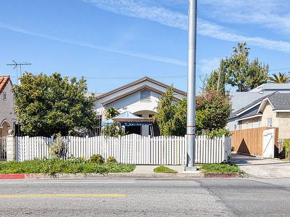 2nd image of 849 N Wilton Pl