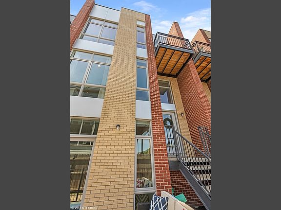 2nd image of 2823 N Oakley Ave APT I