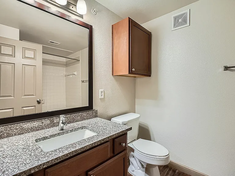 Eaglebrook Apartments Bathroom