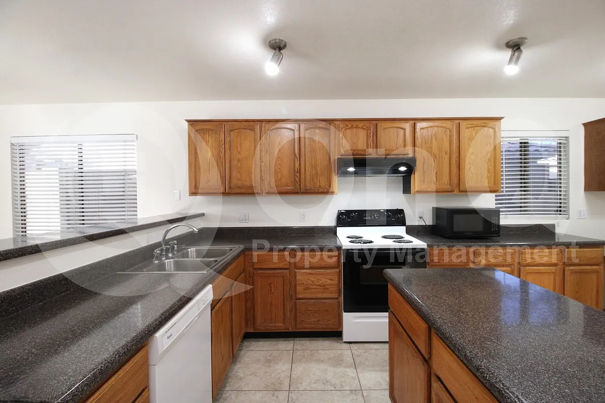 3 bed, 2.5 bath, 1518 sqft, $2,350 — Photo 3