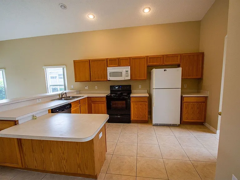 421 Lockbreeze Dr — Photo 8