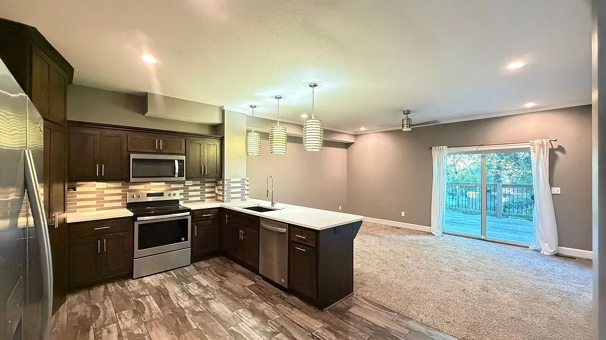 2 bed, 2.5 bath, 1850 sqft, $2,150 — Photo 2