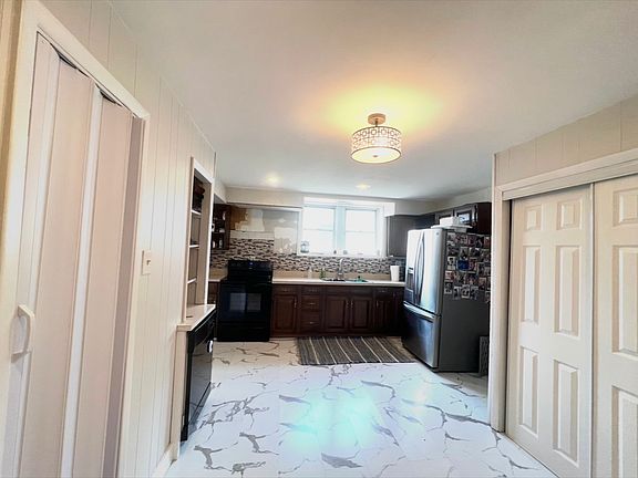 3rd image of 223 Pettebone St APT 1