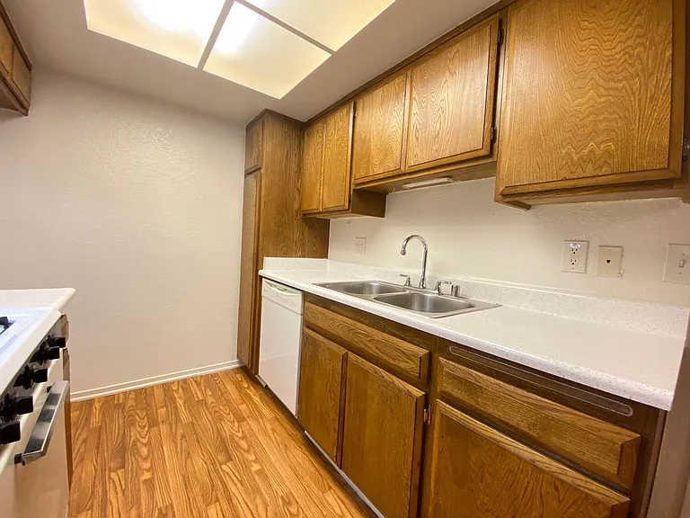 Independence Court Apartments — Photo 11