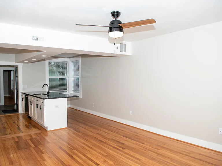 108 E Catawba St #C — Photo 5