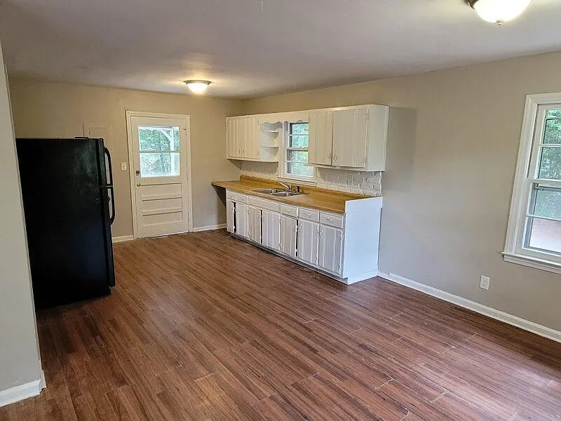 6 bed, 2.0 bath, 1200 sqft, $2,449 — Photo 4