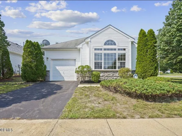 5 Rochford Dr, Manchester, NJ 08759