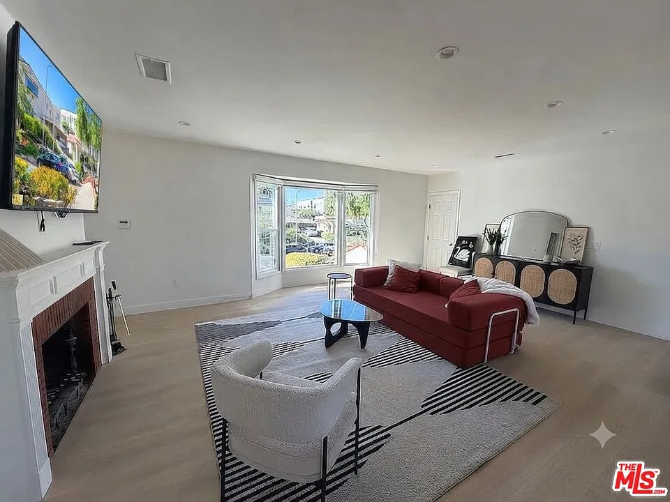 2 bed, 2.0 bath, 1250 sqft, $4,195 — Photo 2