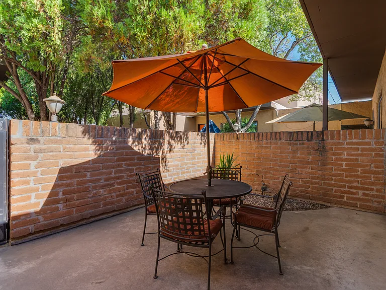 Riverside Suites — Photo 39