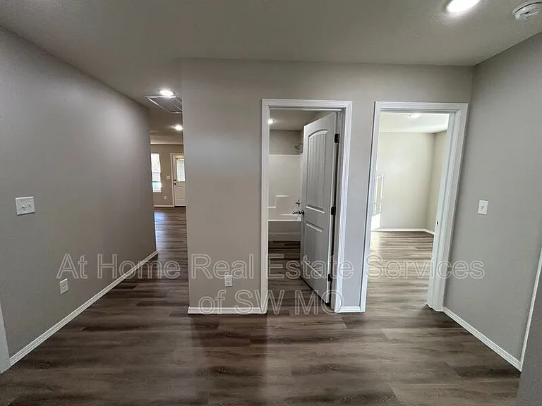 702 E Watermill Cir — Photo 2