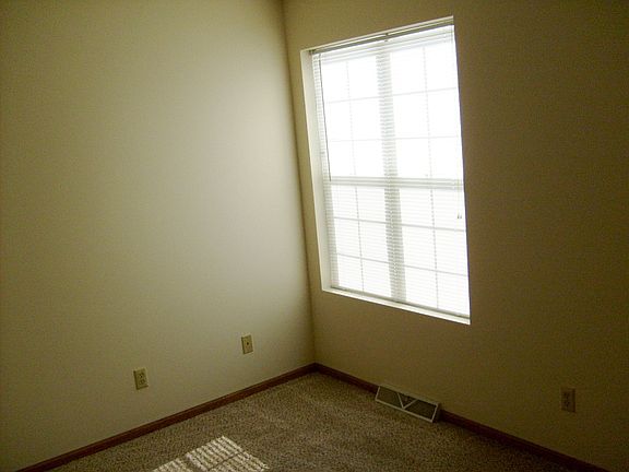 4th image of 1329 Glacier Hill Dr