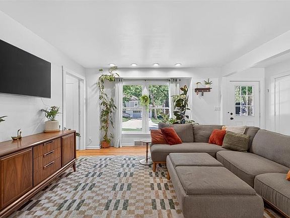 3rd image of 10104 W 93rd St