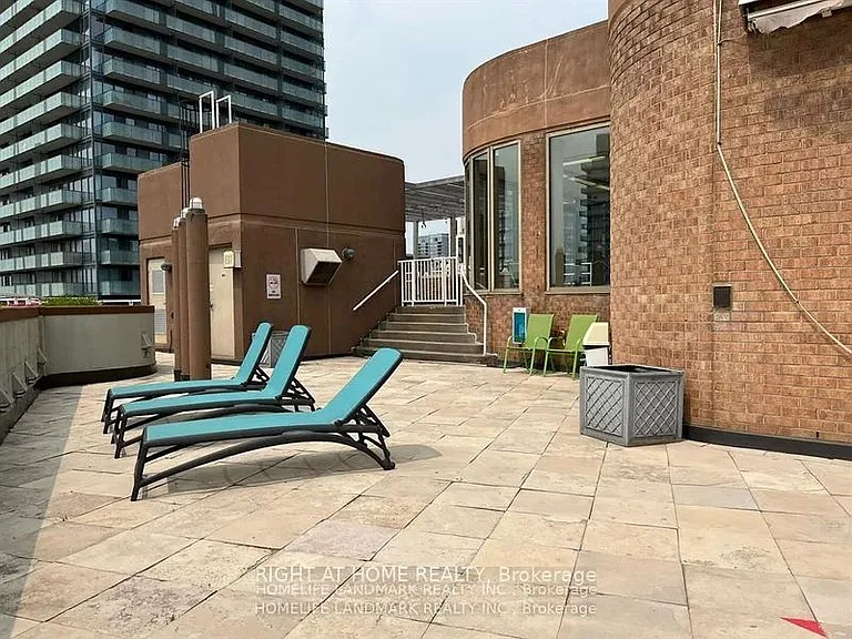 1055 Bay St #Penthouse 12 — Photo 24