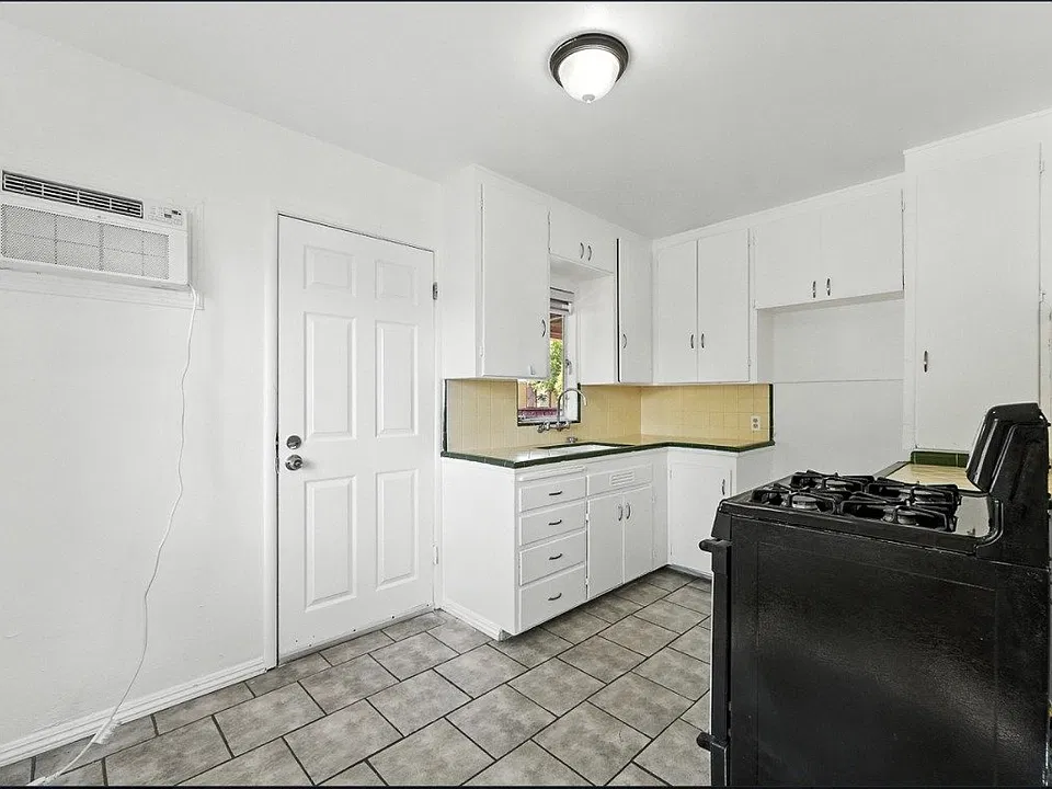 127 W 18th St #6