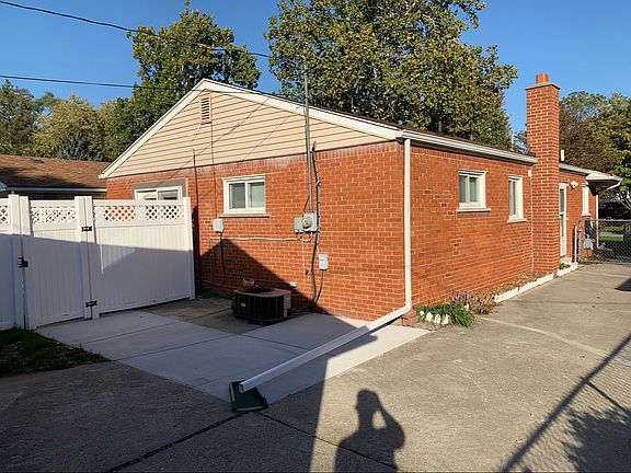 2nd image of 4676 Roosevelt Blvd