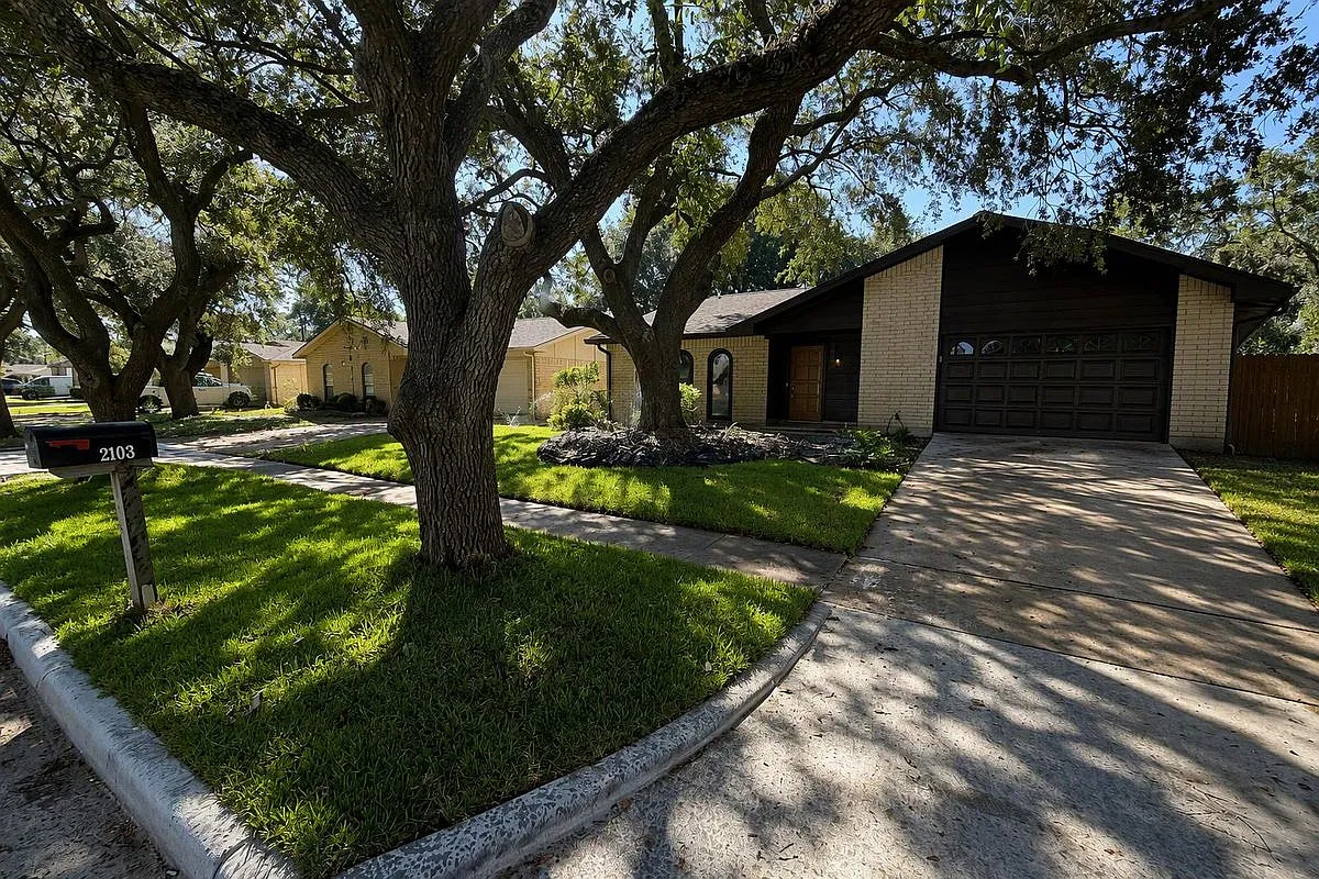 4 bed, 2.0 bath, 2157 sqft, $2,500 — Photo 1