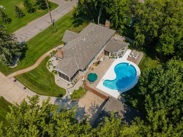 5565 Howards Point Rd, Shorewood, MN 55331