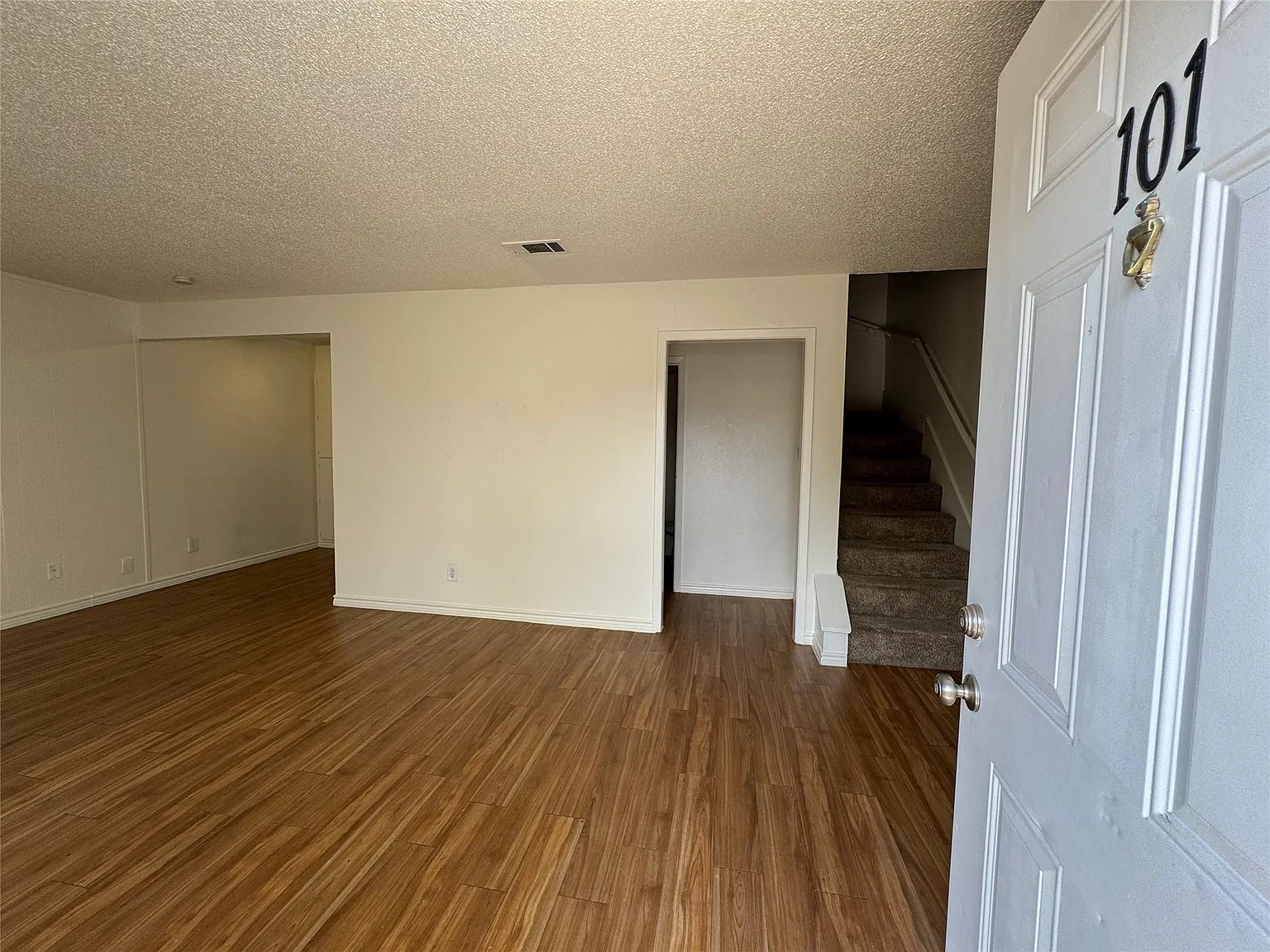 2 bed, 1.5 bath, 943 sqft, $1,667 — Photo 2
