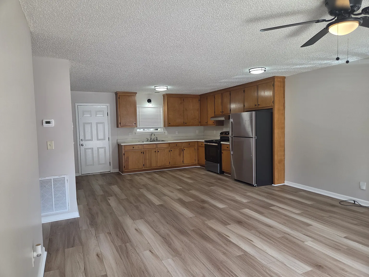 3 bed, 1120 sqft, $1,400 — Photo 3