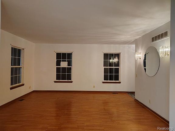 3rd image of 3030 Thomas Rd