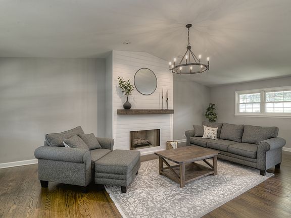 3rd image of 663 N Clark Dr