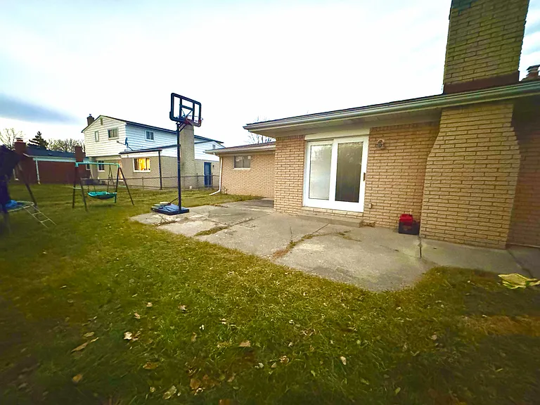 2868 Groves Dr — Photo 46