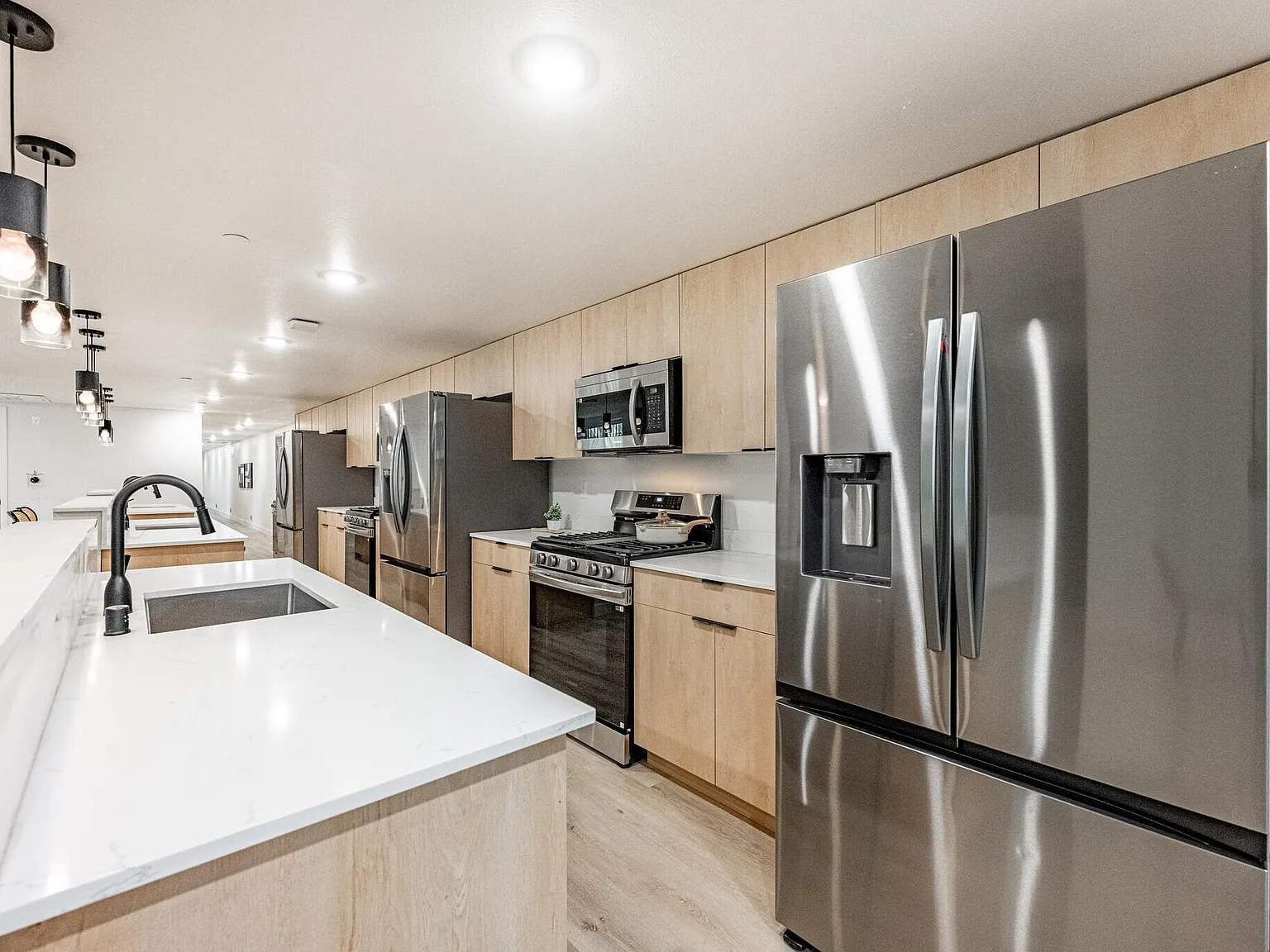 4 bed, 8.0 bath, 7000 sqft, $1,888 — Photo 4