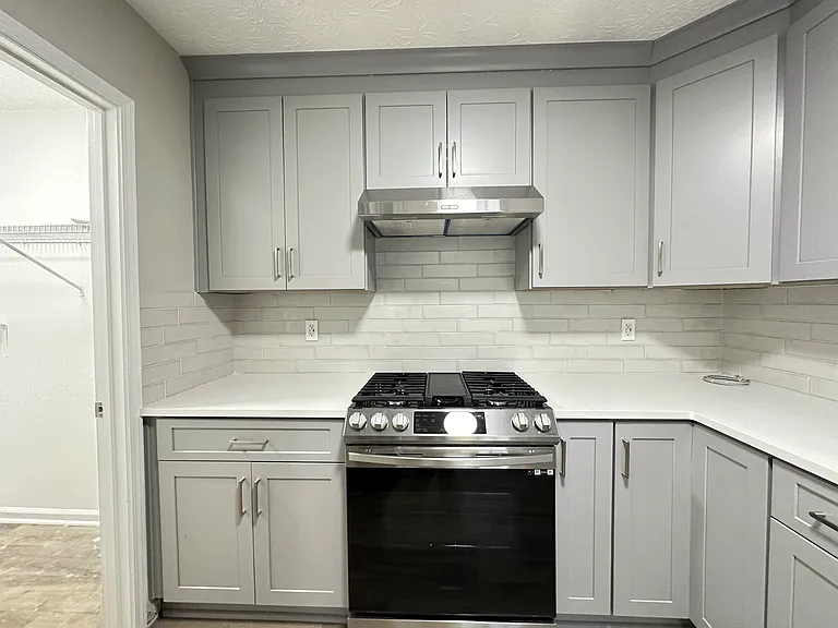 572-574 Wedgewood Dr — Photo 3