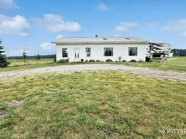 8454 Skeels Rd, Holton, MI 49425