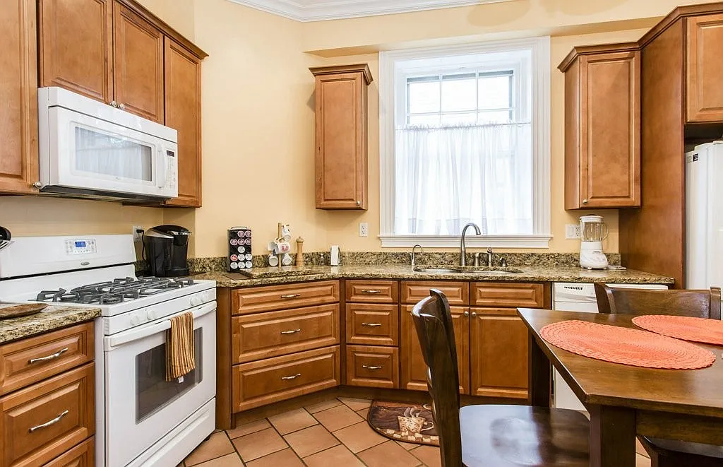 5 bed, 2.5 bath, 2911 sqft, $6,500 — Photo 4