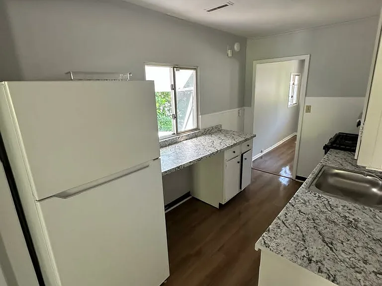 211 Moore Ave — Photo 6