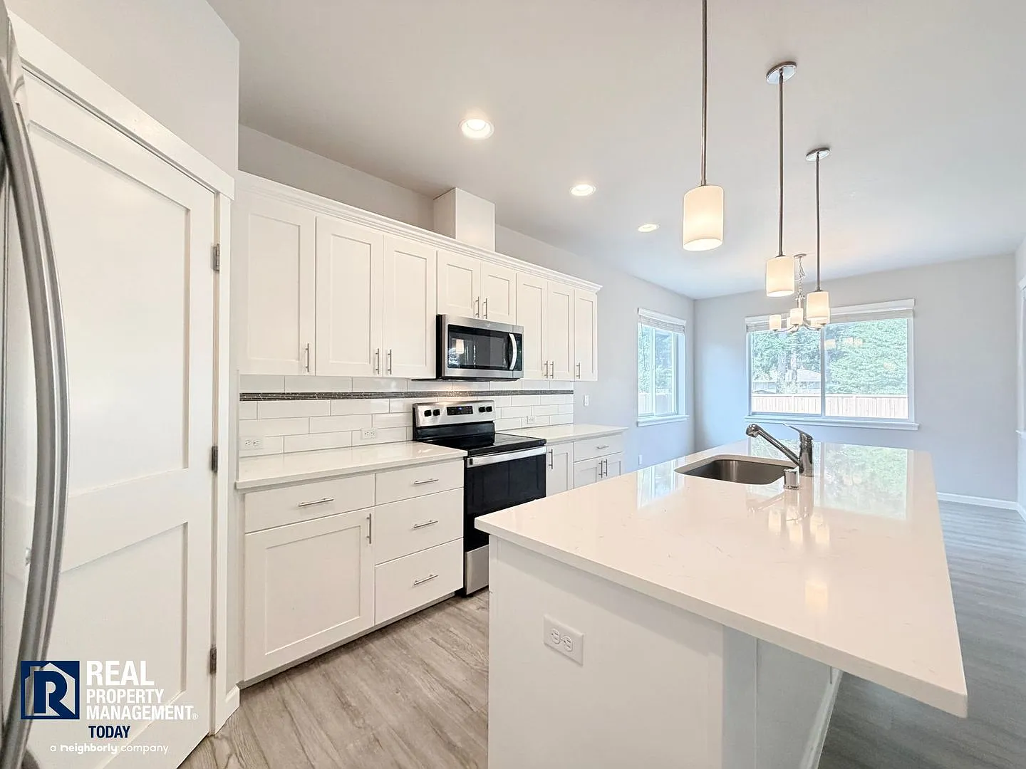 Easy JBLM Commute Like-New 4BR Home with 3-Car Garage & Bonus Office — Photo 4