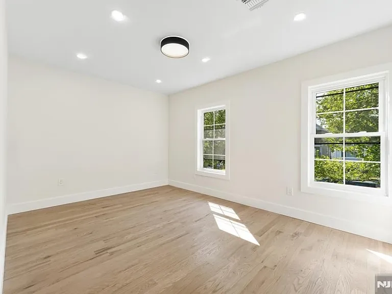 412 Davis Ave — Photo 8
