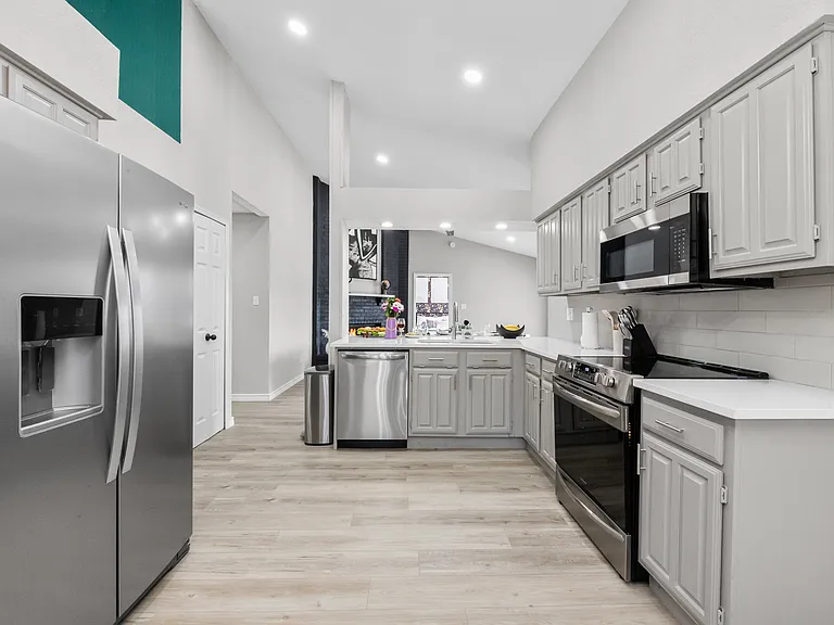 1040 Eagle Dr — Photo 11