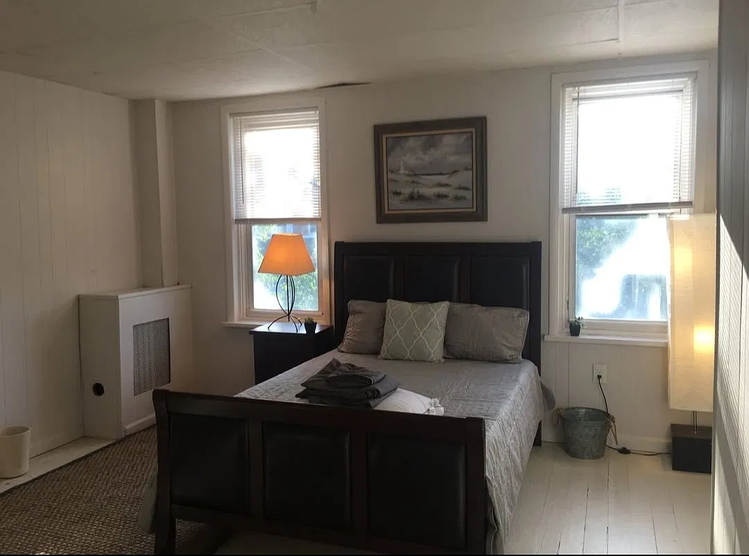Nice size bedroom with 2 closets! — Photo 1