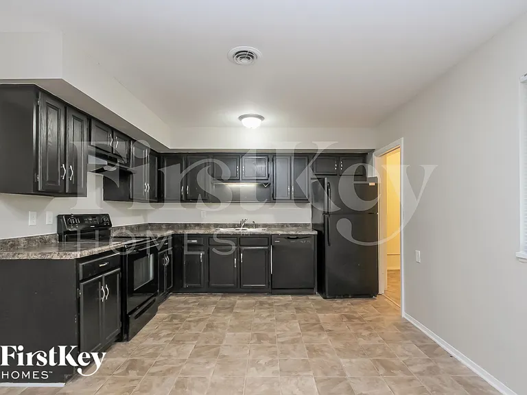 221 Grovewood Dr — Photo 5