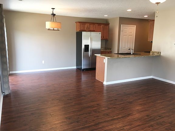 2nd image of 833 SE Crabapple Dr