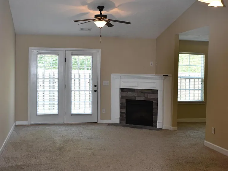 301 York Ln — Photo 9