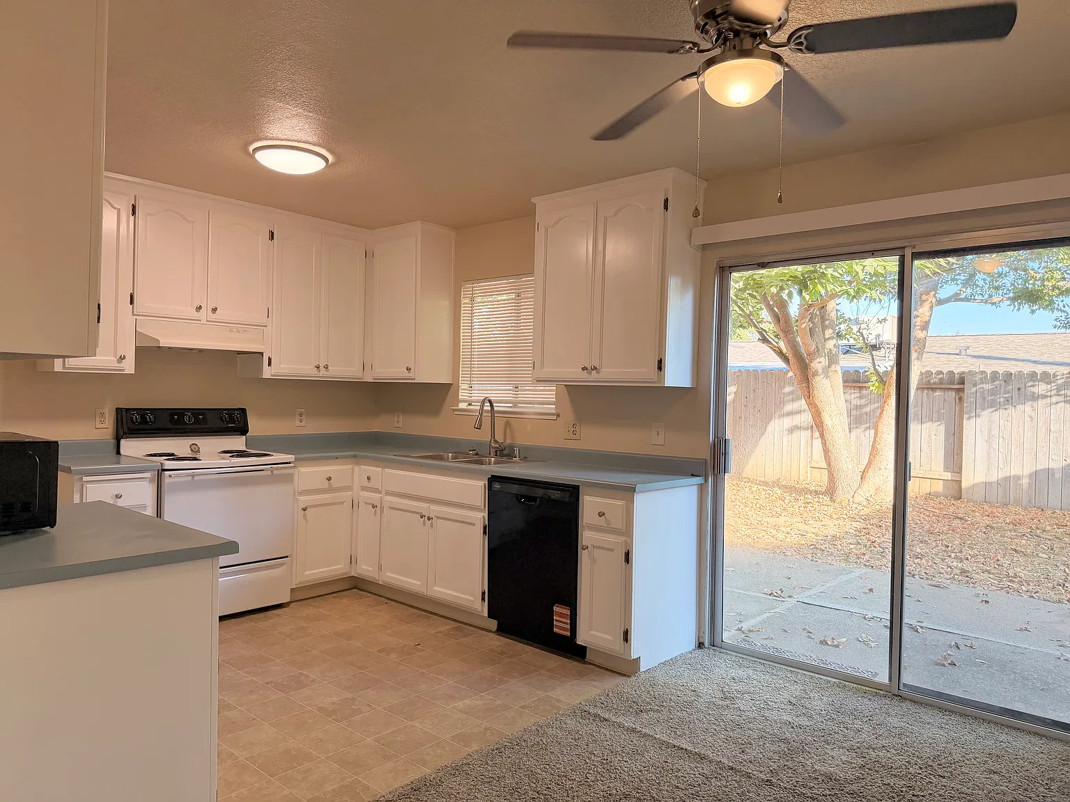 3 bed, 960 sqft, $2,195 — Photo 3
