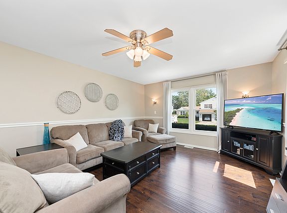 4th image of 1920 Woodside Ln