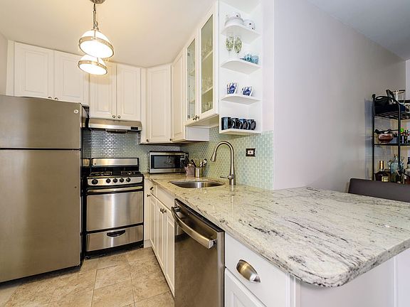 3rd image of 70-25 Yellowstone Blvd APT 8W