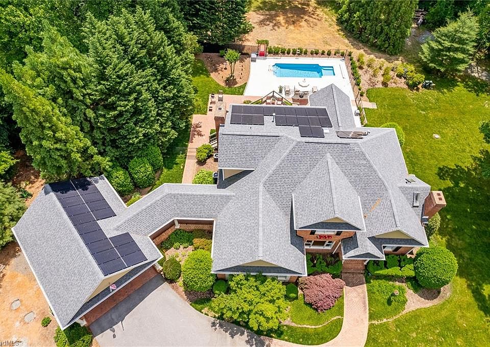 1st image of 725 Country Club Dr
